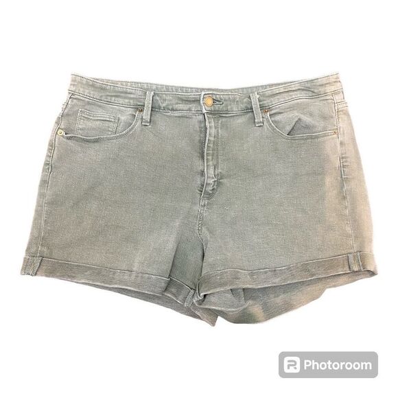 Universal Thread High Rise Midi Green Shorts Stretch Cuffed Hem Plus Size 18 - Picture 1 of 9